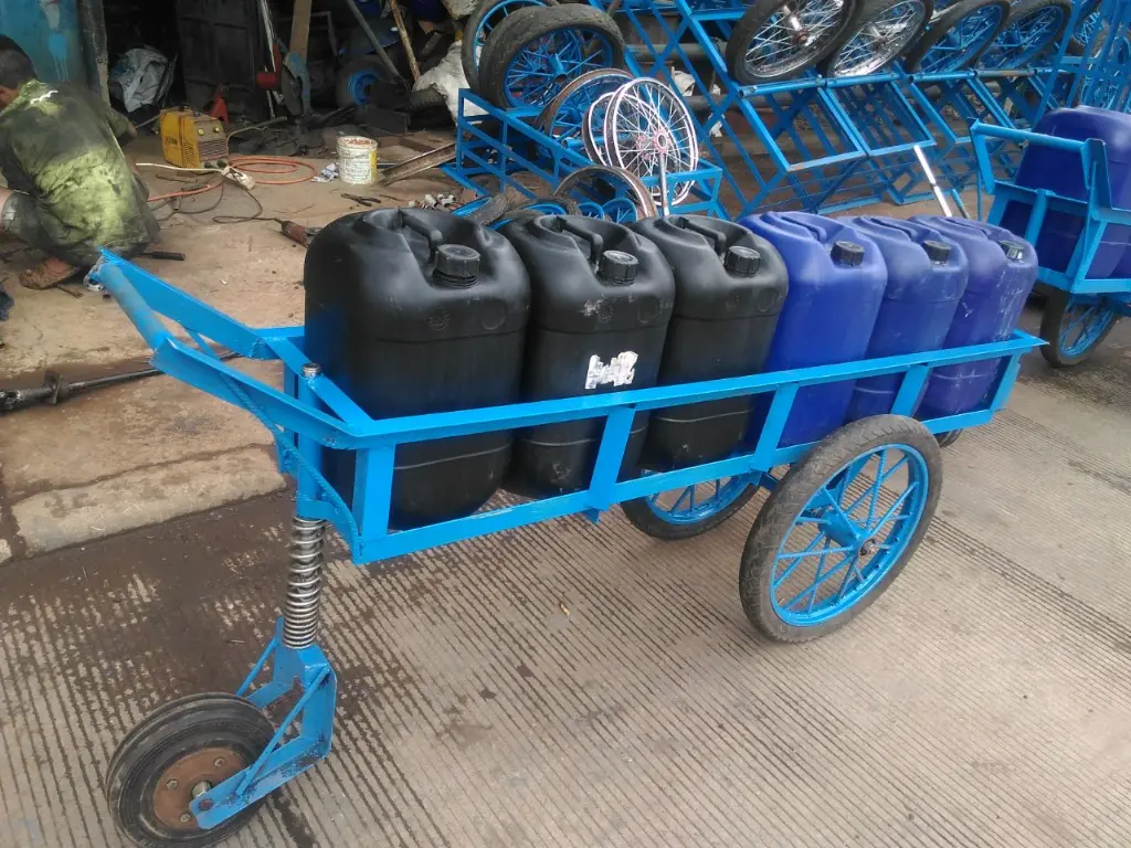 Gerobak Dorong untuk Mengangkut Air (2).webp